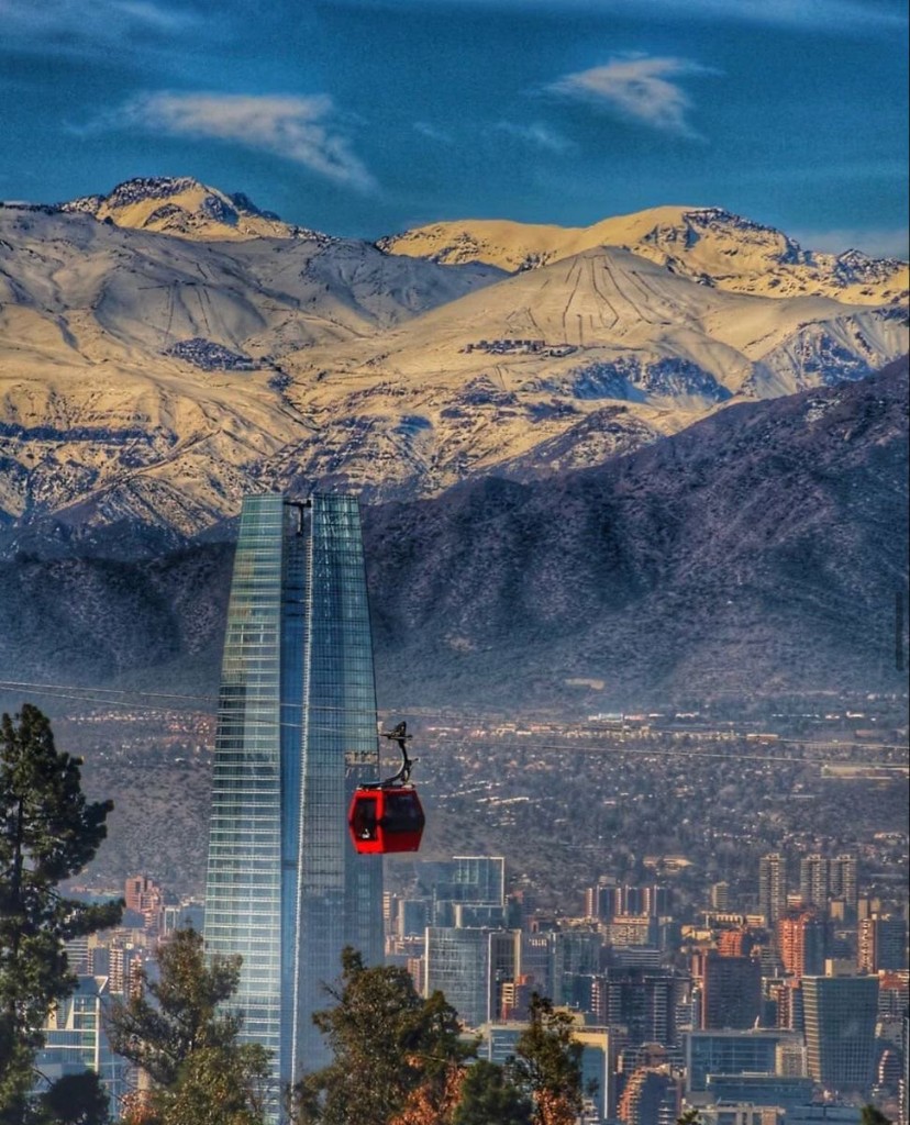 Santiago do Chile: Gran Torre, teleférico e os Andes ao fundo