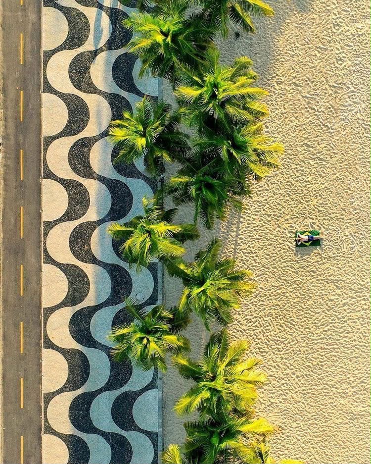 Calçadão de Copacabana visto de cima, palmeiras e areia